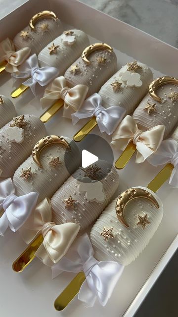 𝐋𝐮𝐱𝐮𝐫𝐲 𝐛𝐚𝐤𝐞𝐫 on Instagram: "✨Cakesicles✨ . . . . #cakesicles #cakesiclesofinstagram #cakesicleslove #treatmaker #luxurydesserts #luxurydessert" Cakesicles Recipes, Cakesicles Ideas, Chocolate Covered Treats, Baby Cakes, Covered Strawberries, Apple Cake, Cake Frosting, Baking Ideas, Chocolate Covered Strawberries