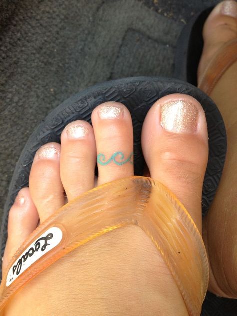 Toe Ring Tattoos, Hai Tattoo, Tattoo Wave, Toe Tattoos, Tattoo Tiny, Tattoos Mandala, Ocean Tattoos, Trendy Tattoo, Ring Tattoos