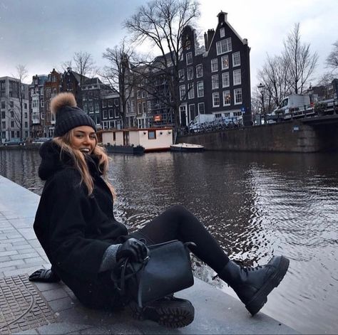 City Break Outfit Winter, Docs Platform, Europe Winter Fashion, Europe Winter Outfits, Amsterdam Winter, Winter City Break, Amsterdam Outfit, City Break Outfit, Amsterdam Photos