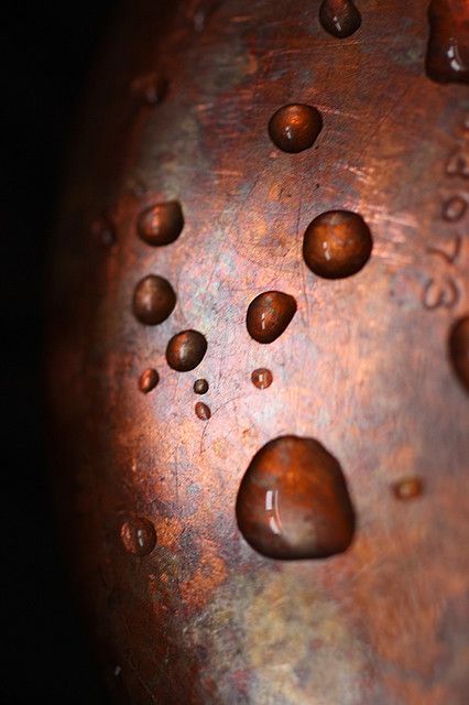 burnished copper pots strategically hung for art appreciation and easy access serving. Decorating 101, Drops Of Water, Copper Kettle, Copper Cookware, Copper Pots, Copper Rose, Bad Design, A Metal, Water Drops