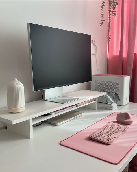 Imac Workspace, Pink Imac, Imac Setup, Imac Desk, Free Victor, White Setup, Ikea Micke Desk, Pink Keyboard, Imac Desk Setup