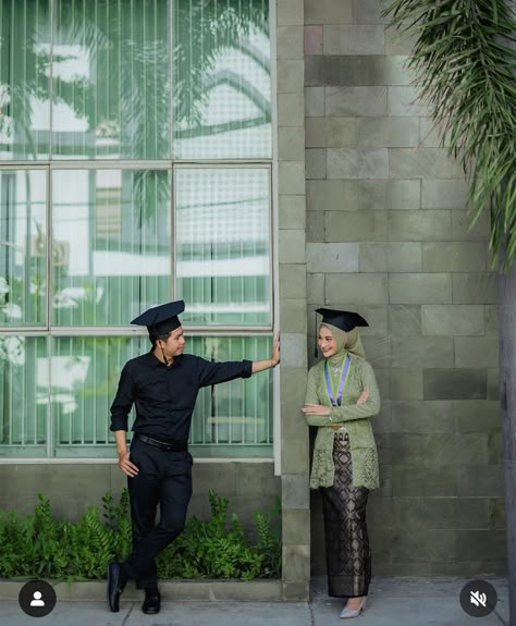 Convo Pose Ideas, Moodboard Graduation Photo, Graduation Couple Poses, Graduation Couple Photoshoot, Couple Graduation Photoshoot, Grad Photos Couple, Grad Photoshoot Ideas, Wisuda Photoshoot, Graduation Couple