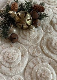 Felt Table Runners Christmas, Wool Applique Patterns Christmas Table Runners, Winter Table Runner Ideas, Felt Table Runners, Felted Table Runners, Wool Penny Ideas, Diy Table Runner, Christmas Table Runners, Felt Candle Mats