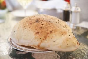 Turkish ‘Lavaş,’ or Puff Bread Recipe: Turkish 'lavaş' or puff bread is served as an appetizer with kebab meals. Balloon Bread, Puff Bread, Turkey Bread, Arabisk Mad, Turkish Recipe, Turkish Kebab, Turkish Bread, Arabic Bread, Turkish Delights