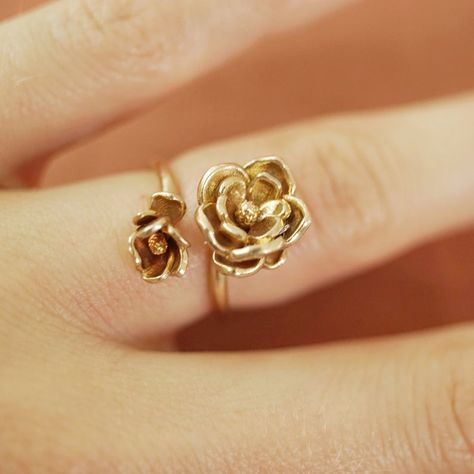 Elegant Gold Flower Ring, Gold Rings Flower Design, Elegant Gold Flower Metal Ring, Gold Rose Design Flower Ring, Handmade Gold Flower Ring, Nature-inspired, Tanishq Jewellery, Engagement Rings Couple, Modern Gold Jewelry, Gold Flower Ring