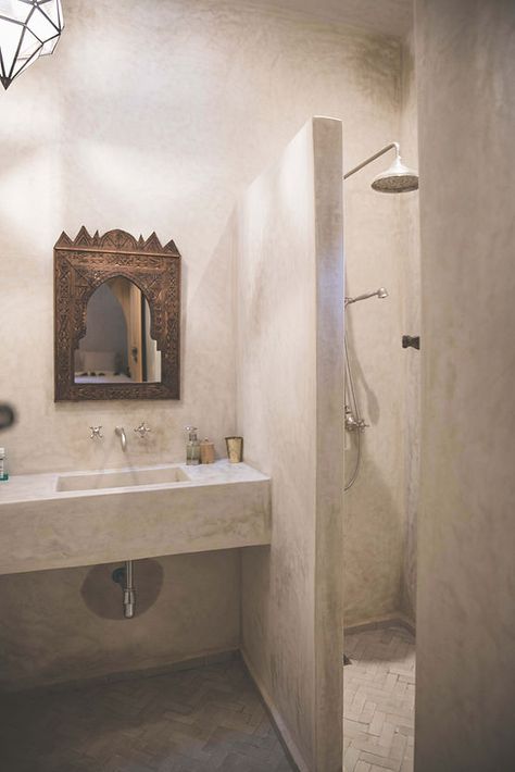 Polished Concrete Bathroom, Concrete Bathroom Design, Small Hotel Room, Concrete Shower, Wet Room Bathroom, Moroccan Riad, Riad Marrakech, Concrete Bathroom, Mexican Home Decor