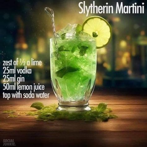 Harry Potter Alcoholic Drinks Recipes, Harry Potter Cocktails Alcohol, Harry Potter Inspired Cocktails, Harry Potter Themed Cocktails, Harry Potter Halloween Food, Harry Potter Cocktails Recipes, Slytherin Cocktail, Harry Potter Alcoholic Drinks, Harry Potter Drinks Alcohol