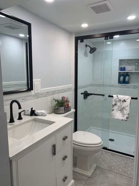 Small Bathroom Remodel With Tub Modern, Bathroom Apartment Ideas Modern, Bathroom Remodel White And Black, White With Black Accent Bathroom, Small Bathroom With Black Fixtures, White Bathroom Black Accents, Gray White And Black Bathroom, Classic Small Bathroom Ideas, Small Bathroom Ideas Black And White