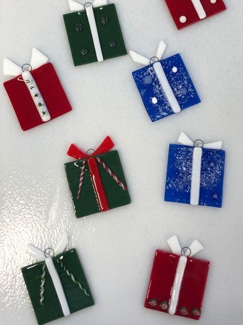 Glass Fusing Christmas Ideas, Fused Glass Small Projects, Fused Glass Christmas Tree Ornaments, Fused Glass Ornaments Ideas, Christmas Fused Glass Ornaments, Fused Glass Christmas Ornaments Ideas, Fused Glass Christmas Decorations, Fused Glass Ornaments Christmas, Christmas Fused Glass Ideas