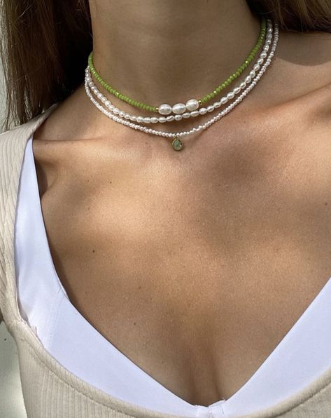 Handmade Tops Designs, Beaded Jewelry Summer 2023, Perls Jewellery Aesthetic, Beaded Necklace Designs Aesthetic, Beaded Jewelry 2023, Minimalist Beaded Jewelry, Dainty Beaded Necklaces, Necklace Inspo Beads, Biser Necklace