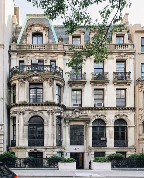 French Townhouse Exterior, Manhattan Apartment Luxury, Upper East Side House, Luxury Apartments Exterior, New York Romance, Rich Houses, Nyc Mansions, Apartment Building Exterior, Fancy Apartment