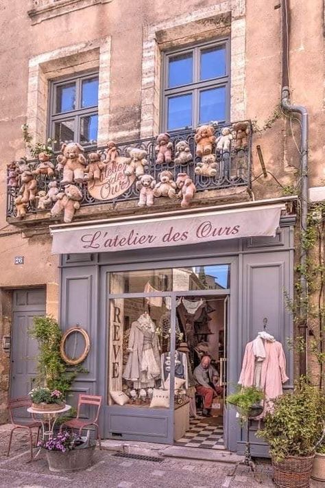 Raindrops And Roses, Decoration Shabby, Boutique Decor, Shop Fronts, Boutique Interior, Shop Front, Shop Window Displays, Store Displays, Store Front