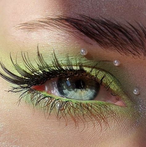 disgust inside out aesthetic pixar green Green Makeup Looks With Gems, Green Makeup Eyes, Sage Green And Pink Makeup, Euphoria Makeup Green, Fairy Makeup Green, Light Green Makeup Looks, Makeup Vert, Light Green Eye Makeup, Green Makeup Aesthetic