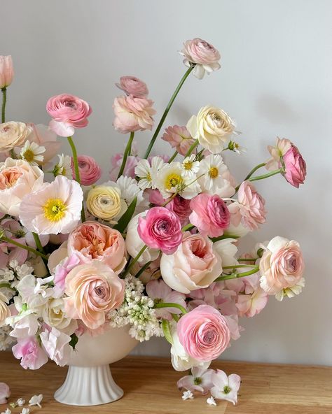 Peachy pinks are my forever favourite 🍑���🎀🌸✨ If you want to learn how to make the prettiest table arrangements, come along to my workshop on Tuesday the 19th of November! Tickets are still available- I’d love to see you there 🫶🏼✂️🌱 • • • • #brisbaneflorist #thisisbrisbane #flower #brisbaneflowersdelivered #flowerbouquet #blooms #floral #brisbaneevents #flowerlove #brisbaneweddings #weddingflorist #love #brisbanebrides #bridalbouquet #brisbaneflowerdelivery #weddingflowers #freshflowers #flowe... Floral Therapy, Senior Hoco, Peach Ranunculus, Flowers Delivered, Pretty Tables, Table Arrangements, Wedding Florals, Ranunculus, Peachy Pink