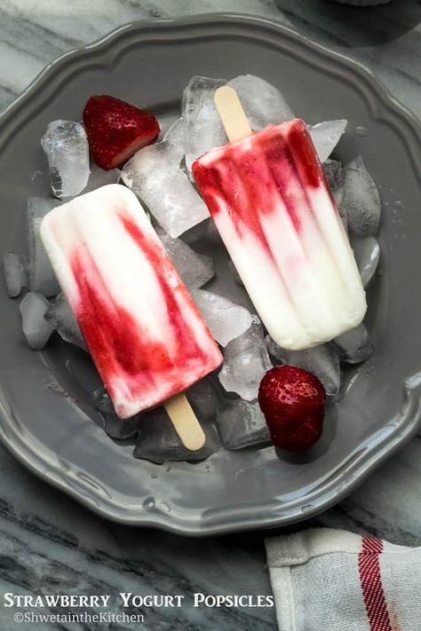 Strawberry Yogurt Popsicles, Yogurt Popsicle Recipes, Frozen Yogurt Popsicles, Strawberry Popsicles, Healthy Popsicles, Yogurt Popsicles, Honey Yogurt, Healthy Strawberry, Low Fat Yogurt