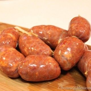 Cómo Hacer Chorizo Mexicano | Recetas de Comida Mexicana Mexican Canapes, How To Make Chorizo, Homemade Chorizo, Chorizo Recipe, Latino Food, Homemade Sausage Recipes, Authentic Mexican Recipes, Mexican Chorizo, Sausage Making