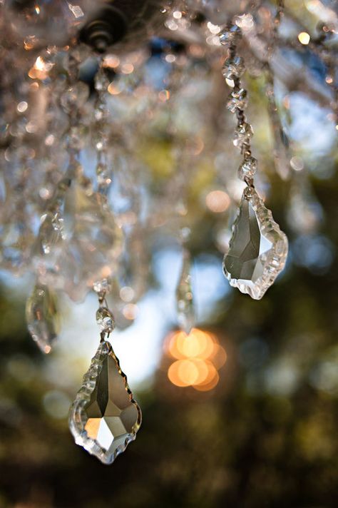 oooooohhh Decoration Shabby, Purple Home, All That Glitters, Event Styling, Modern Industrial, White Christmas, Crystal Chandelier, A Tree, Twinkle Twinkle