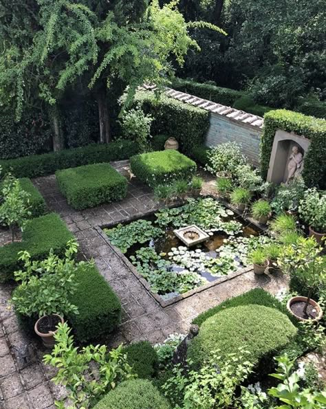 Italian Garden Design, Dream Escape, Courtyard Gardens Design, Rustic Italian, Formal Garden, Water Gardens, Italian Garden, Garden Park, Topiaries