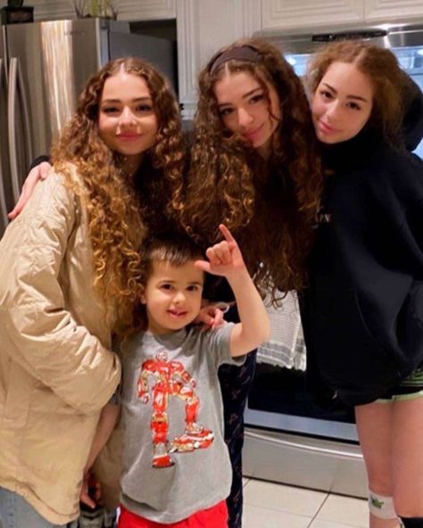 Young Kalogeras Sisters, Kalegoras Sisters, Kolageras Sisters, Eliana Kalogeras, Kalogera Sisters, Kalogeras Sisters, Sister Photos, Aesthetic Roblox Royale High Outfits, Sister Outfits