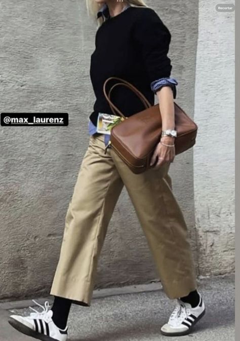 Beige Chinos Women Outfit, Beige Trousers Outfit Casual, Chino Pants Women Outfit, Chinos Outfit Women, Light Brown Pants Outfit, Beige Trousers Outfit, Chinos Women Outfit, Trousers Outfit Casual, Beige Pants Outfit