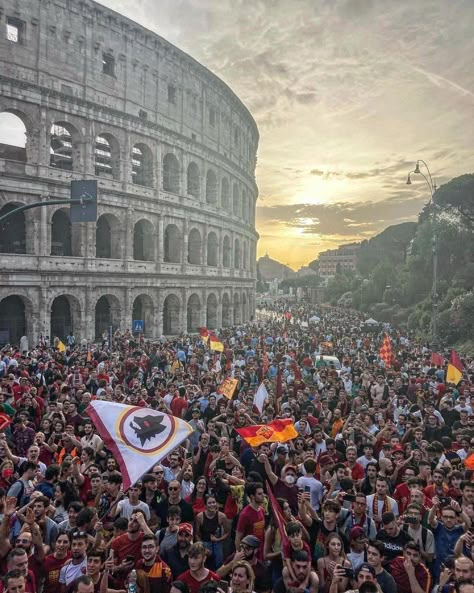 Totti Roma, Italian Soccer Team, Posters Wallpaper, Football Life, St Pauli, Football Wallpapers, Living In Italy, Football Art, As Roma