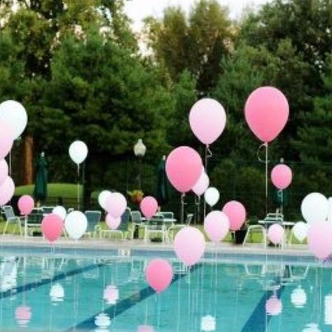 balloons tied to weights in the pool - very clever Floating Balloons, Pool Party Decorations, Fiesta Tropical, Pool Decor, Sweet 16 Parties, 16th Birthday Party, Grad Parties, Bday Party, Wedding Shower