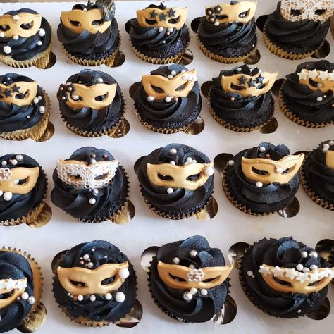 Gold And Black Mask Masquerade Theme, Masquerade Party Desserts, Masquerade Ball Cupcakes, 18th Masquerade Party, Maskarade Black Party, Black White And Gold Masquerade Party, Black Masquerade Party Ideas, Masquerade Cupcake Ideas, Masquerade Ball Dessert Table