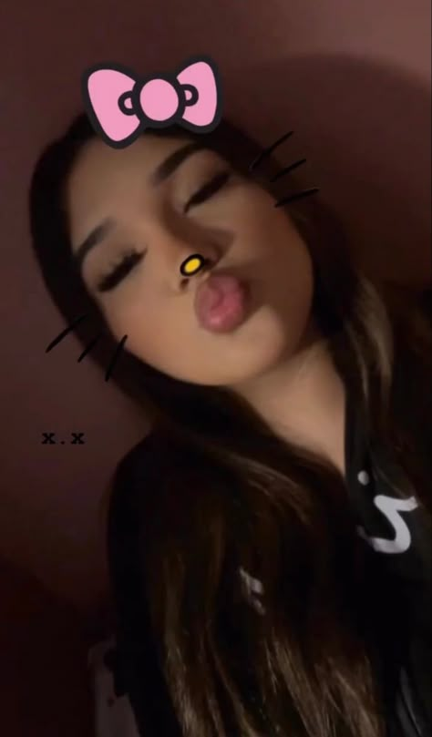 Hello Kitty Curly Hair, Pfp Latina, Pfp For Instagram, Latina Pfp, Latina Makeup Looks, Latina Baddie, Images Hello Kitty, Latina Makeup, Hello Kitty Makeup