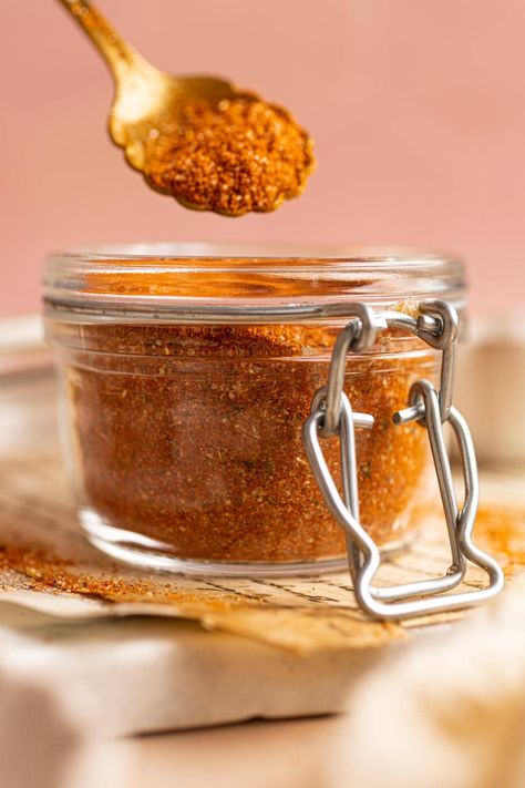 Meet the beloved Red Robin seasoning - a savory blend of spices that's so versatile you can use it on almost all savory dishes. Made using simple ingredients in under 5 minutes. What you need to know about this recipe is that it tastes almost exactly like the real deal from Red Robin restaurant. However, you can enjoy it in the comfort of your home. Sprinkle some of this Red Robin seasoning magic onto your favorite comfort food and enjoy a flavor-packed meal with little effort Red Robin Seasoning, Red Robin Restaurant, Alkalizing Foods, Savory Dishes, Red Robin, Gluten Free Dinner, Favorite Comfort Food, Spice Recipes, Homemade Sauce