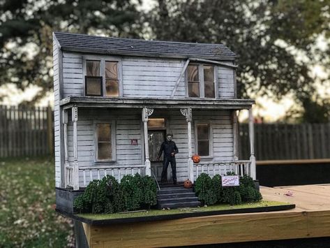 Halloween 1978 Michael Myers House Diorama neca scale (Halloween) Custom Diorama / Playset Myers House Halloween, Michael Myers Themed Halloween Decor, Horror Movie Diorama, Horror Diorama, Michael Myers House, Myers House, Michael Myers Memes, Monster Models, Iconic Houses