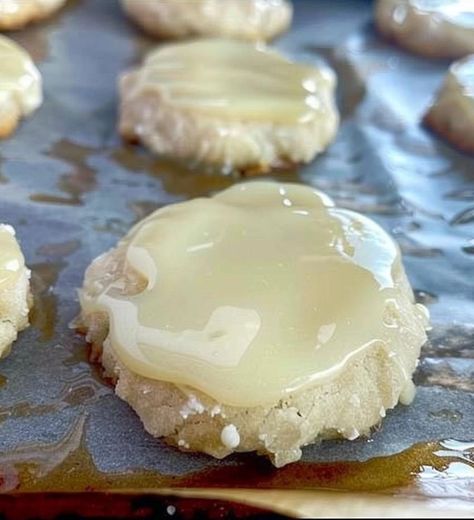 Kentucky Butter Cake Cookies – Tasty Recipes Warm Butter Cake Recipe, Kentucky Butter Cake Cookies, Butter Cake Cookies, Chewy Sugar Cookie Recipe, Kentucky Butter Cake, Cookie Icing Recipe, Butter Cake Recipe, Chewy Sugar Cookies, Mix Recipes