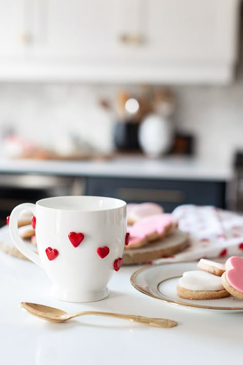 Adorable mug with little ceramic hearts. An easy DIY using polymer clay. Perfect for Valentine's day. Valentines Day Ceramics Ideas, Valentine Pottery Ideas, Ceramic Valentine Ideas, Valentines Ceramics, Valentines Pottery, Valentines Day Mugs, Heart Pottery, Home Utensils, Mug Diy