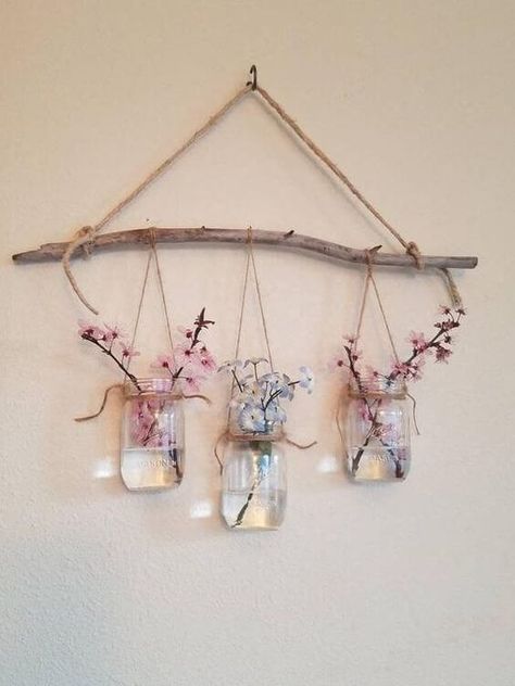 27 Easy and Cheap DIY Home Decorations - 176 Hanging Wall Vase, Deco Champetre, Mini Mason Jars, Pola Sulam, Decorated Jars, Wall Vase, Diy Vase, Deco Floral, Mason Jar Crafts