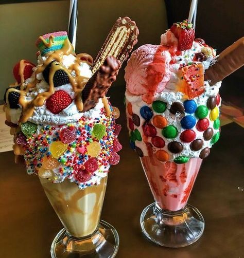 Gourmet Ice Cream Recipes, Hot Desserts, Best Milkshakes, Elegant Birthday Cakes, Candy Drinks, Ice Scoop, Milkshake Recipes, Yummy Dessert, Milk Shakes