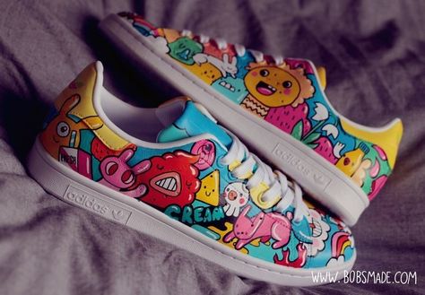 Shoe Art Designs, Doodle Shoes, Painted Clothes Diy, Drawing Doodles, Art Shoes, Painted Sneakers, Shoes Art, Posca Art, Shoes Drawing