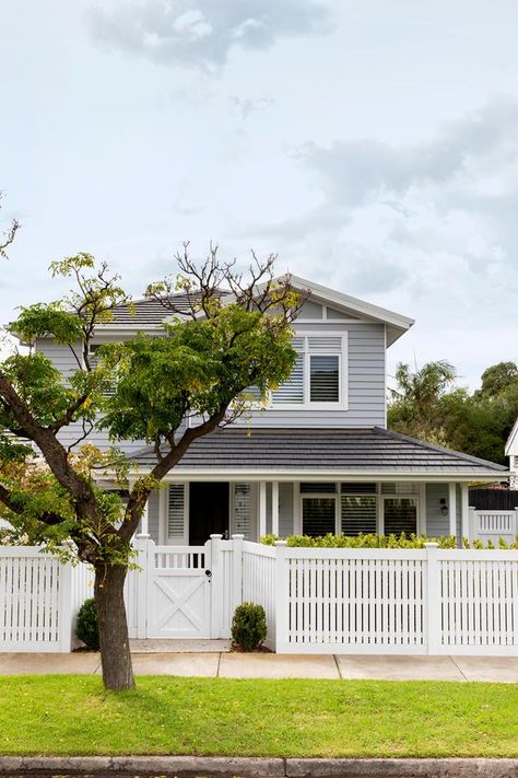 Holidaying in The Hamptons inspires a Melbourne family to build an elegant home that balances modern and traditional. Australian Hamptons Style, Hamptons Houses, Hamptons Style Homes, Hamptons Style Home, Provincial Home, Coastal Hamptons, French Oak Flooring, Hamptons Coastal, Modern Renovation