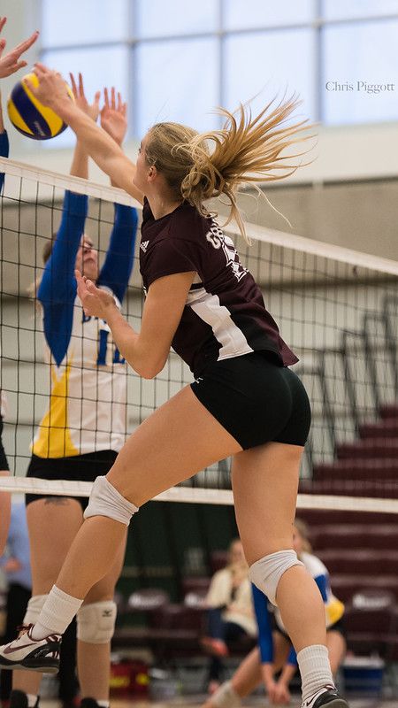 Volleyball Photography, School Volleyball, Volleyball Tips, Female Volleyball Players, Volleyball Shorts, Volleyball Pictures, Cycling Photos, Volley Ball, Women Volleyball