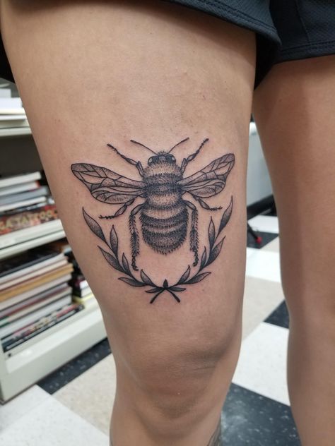 Tattoo On Knee, Apple Tattoo, Tattoo Over Scar, The Bees Knees, Tatoo Inspiration, Bug Tattoo, Leg Tattoo Men, American Tattoos, Bee's Knees