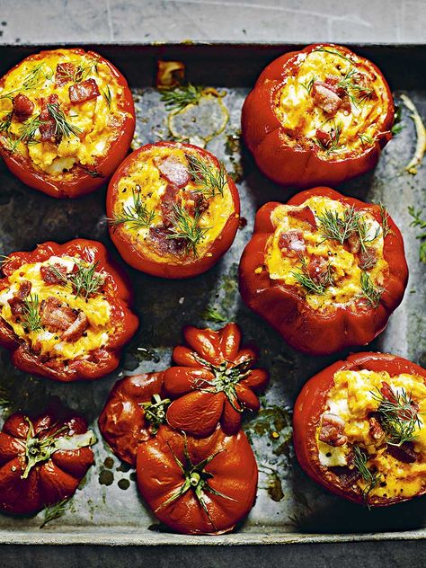 Egg and bacon stuffed tomato Stuffed Tomato, Egg And Bacon, Goat Cheese Tart, Stuffed Tomatoes, Healthy Cook Books, Healthy Food Guide, Paleo Beef, Breakfast Quiche, Bacon Egg