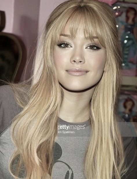 Hilary Duff Bangs, Hilary Duff Makeup, Blond Bangs, Hilary Duff Hair, 2000 Hair, Alt Hair, 2000s Hair, 2000s Hairstyles, Girl Hood