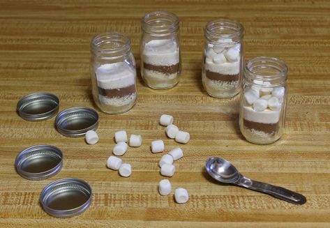 How to use a 4 oz canning jar to make a mini layered hot chocolate mix 4 Oz Mason Jar Gift Ideas, Mini Hot Chocolate In A Jar, Mini Hot Cocoa Mason Jars, Small Jar Gifts Ideas, 4 Oz Mason Jar Ideas, Firepit Party, Hot Cocoa Mix Gift, Mindful Crafts, Jar Mixes