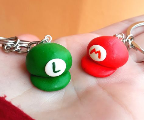 Air Dry Clay Charms Tutorials, Couples Clay Ideas, Cute Clay Ideas For Boyfriend, Matching Clay Ideas, Easy Clay Sculptures, Mario Y Luigi, Crea Fimo, Clay Keychain, Clay Magnets