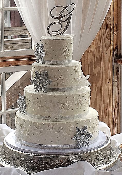 Buttercream design of sanding sugar and snowflakes Winter Snowflake Cake, Snow Wedding Cake, Winter Wonderland Cake Ideas, Winter Wonderland Wedding Cake, Quinceanera Winter Wonderland, Snowflake Wedding Cake, Quince Blue, Winter Wonderland Wedding Cakes, Sweet 16 Winter Wonderland