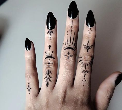 Planchette Finger Tattoo, Hand Tattoos For Women Witch, Witchy Henna Tattoos, Tarot Finger Tattoo, Ornate Finger Tattoos, Big Finger Tattoos, Word Knuckle Tattoos, Hand Knuckle Tattoo, Moon Phases Finger Tattoo