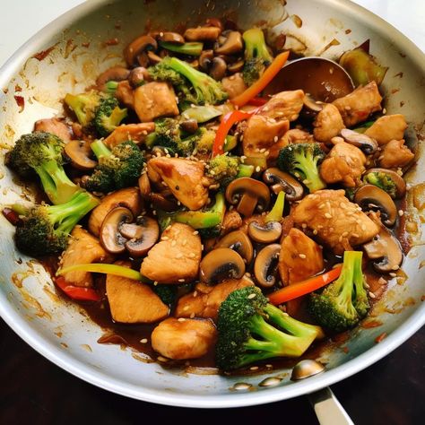 Garlic Chicken Stir Fry Garlic Chicken Broccoli Stir Fry, Garlic Chicken Stir Fry Recipes, Chicken Stir Fry With Vegetables, Garlic Chicken Stir Fry, Chicken Pita, Fast Meals, Stir Fry Rice, Stir Fry Recipes Chicken, Foods Healthy