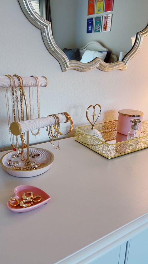 White Gold Room, Gold Room Decor, Pink Dorm, Dresser Set, College Apartment Decor, Dorm Room Inspiration, College Room, Gold Bedroom, Pinterest Room Decor