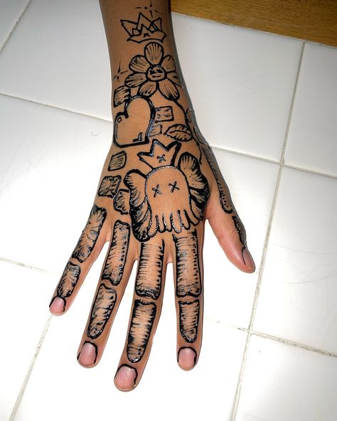 Cool Drawings On Hands Tattoo Ideas, Hanna Ideas, Hanna Tattoos, Hannah Tattoo, Henna Doodle, Cute Henna Designs, Cute Henna Tattoos, Henna Style Tattoos, Brown Skin Girl