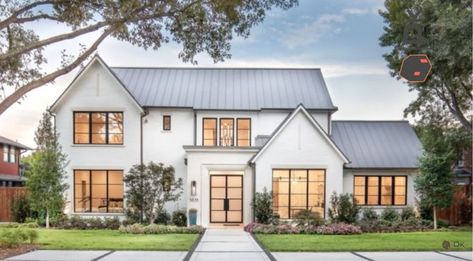 Transitional Exterior Home, Transitional Exterior, Casas The Sims 4, Modern Farmhouse Exterior, Transitional House, Home Inspo, House Design Photos, Custom Built Homes, Farmhouse Exterior