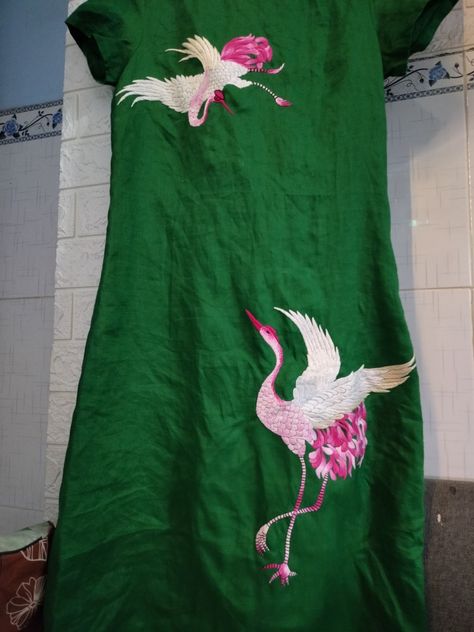 Dupatta Painting Designs, Chinese Embroidery Patterns, Silk Fabric Painting, Painting Sarees, Parsi Embroidery, Flamingo Embroidery, Dupatta Painting, Tassels Fashion Clothing, Hand Painted Saree