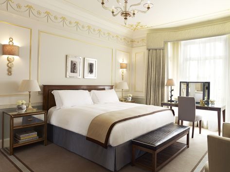 Advice from Claridges, how to make a bed like a 5* hotel. Suite Room Hotel, Claridges Hotel, Hotel Suite Luxury, Luxury Hotel Room, Room London, Hotel Bed, Modern Hotel, Hotel Furniture, Bedroom Hotel